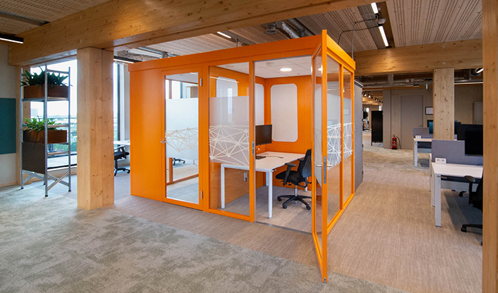 qube_oranje Oranje Qube, werkruimte, met bureau bij Westpoort