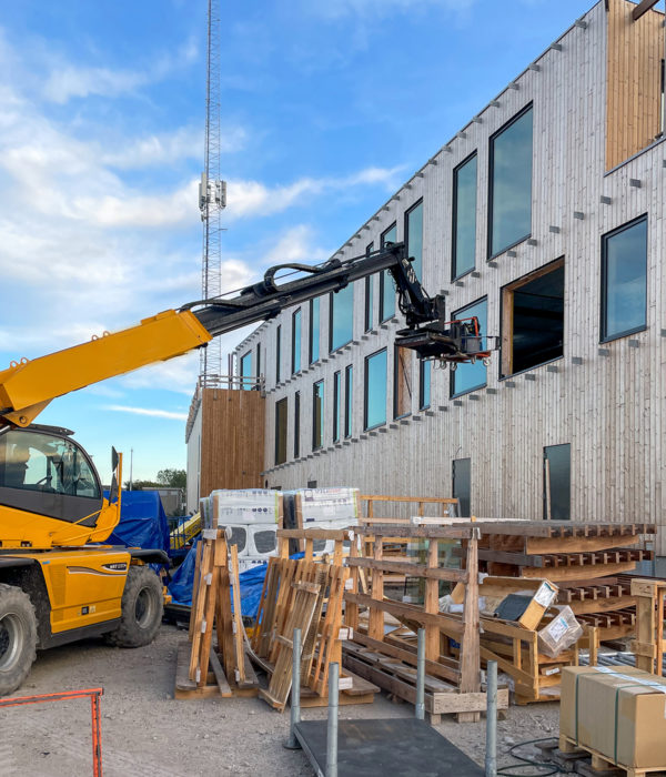 WEC_logistiek Aanleveren systeemwanden bij het WEC Lauwersoog