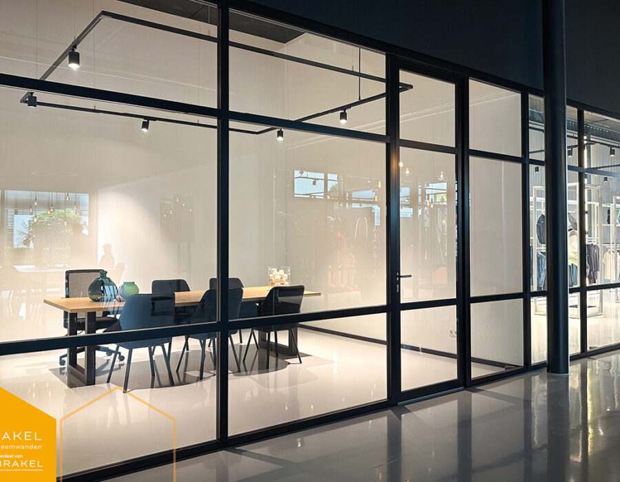 noor_sportswear Glazen scheidingswanden met horizontale stijlen