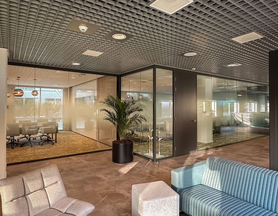 Glazen systeemwand Glazen systeemwanden in een kantoor in Amstelveen