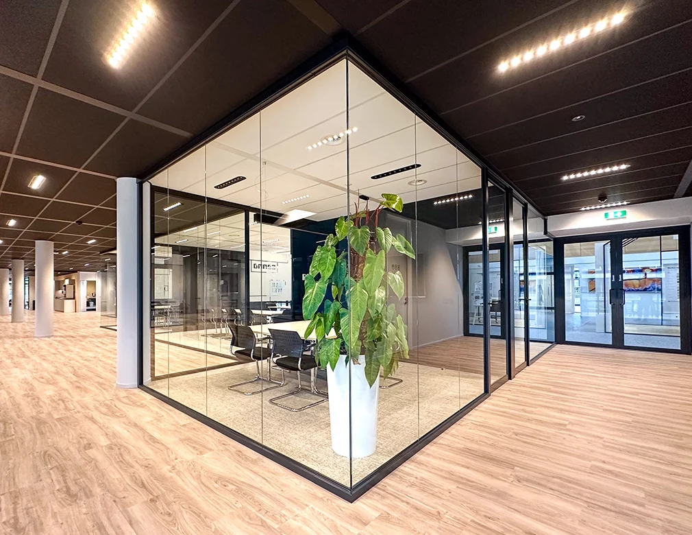 Brakel GLAShelder BE systeemwanden bij Intergamma in Leusden. Duurzame oplossing door hergebruik van bestaande dichte wanden, aangevuld met nieuwe glazen wanden