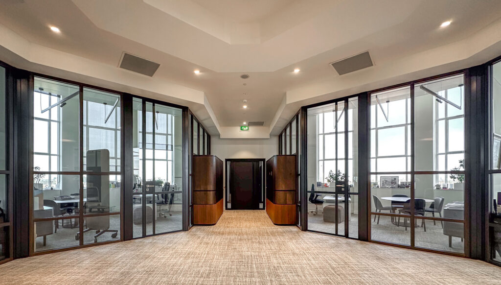 Glazenwanden Apollo House Amsterdam